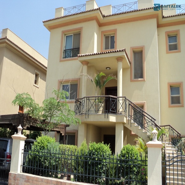 -ديكور-داخلي-جميل-حديقة-كبير-تراس-جميل-حمام-منطقة-وبانوراما-رائع-منزل-عائلي-منزل-للإيجار-في-القطامية-هايتس-القاهرة-مصر