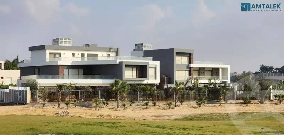 Town House For sale in Golf City Compound