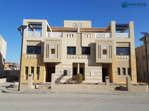 توين هاوس ٥ غرف إعادة بيع في جرين IV أكتوبر في مدينة السادس من أكتوبر من مباني ادريس كامل التشطيب
