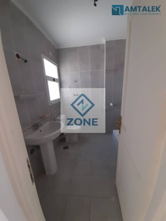 In Madinaty, a 250m² apartment with a panoramic view directly opposite the Open Air Mall. First occupancy, never been used. Rent includes kitchen. MAD