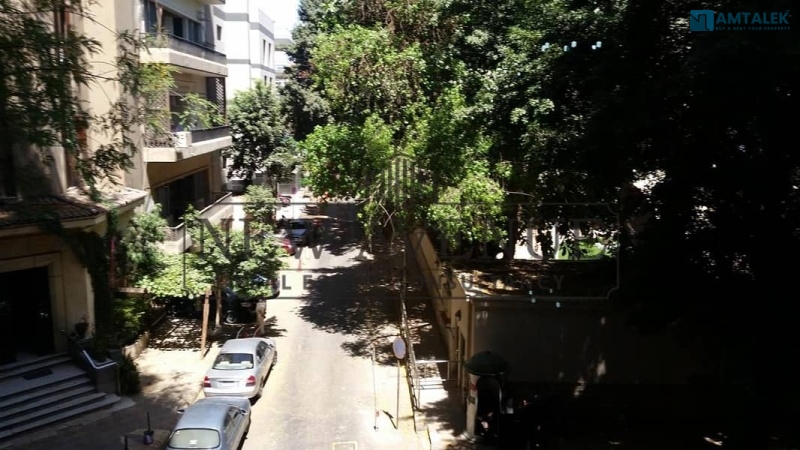 شقة في الزمالك بإطلالة خضراء وموقع مميز وخصوصية جيدة