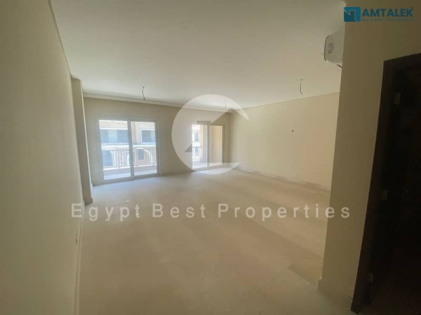 شقة 3 غرف بإطلالة على حمام السباحة، بالتكييفات والمطبخ، للإيجار في كمبوند 90 Avenue بالقرب من الجامعة الأمريكية