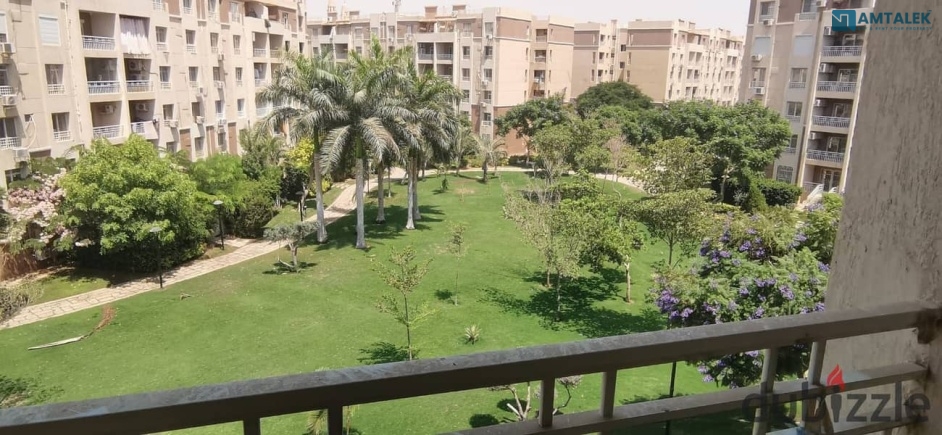 Corner apartment for rent under new law in B7 with a wide garden view facing the sea. Its location is special near service and activity areas Madinaty