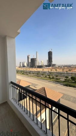 شقة للايجار تشطيب سوبر لوكس بفيو ممتاز في R3 بالعاصمة