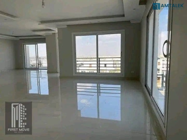 3-bedroom apartment in a prime location in Hyde Park Compound, Fifth Settlement, directly on 90th Street.