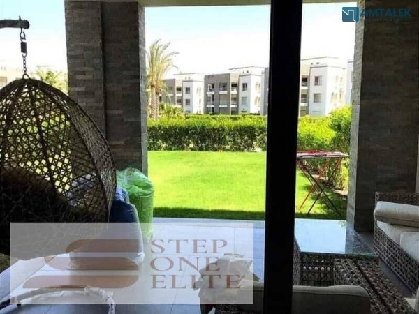 شقة بغرفتي نوم وحديقة خاصة تطل مباشرة على مطار القاهرة